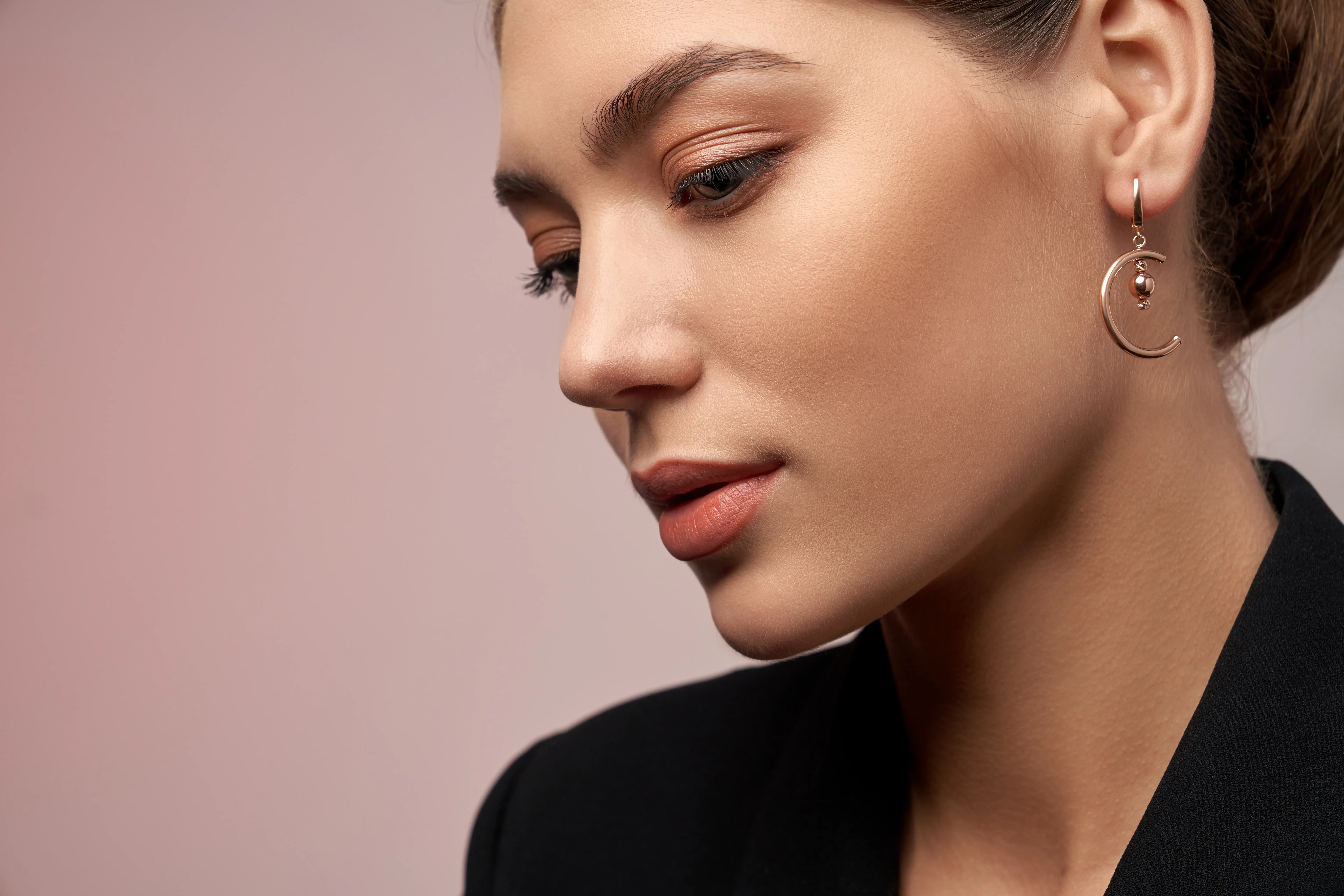 Aretes Minimalistas: La Tendencia que Conquista Ecuador